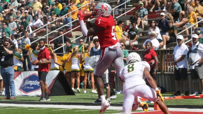 Nicholls State WR Dai'Jean Dixon (5) pulls in a reception. Credit: geauxcolonels.com